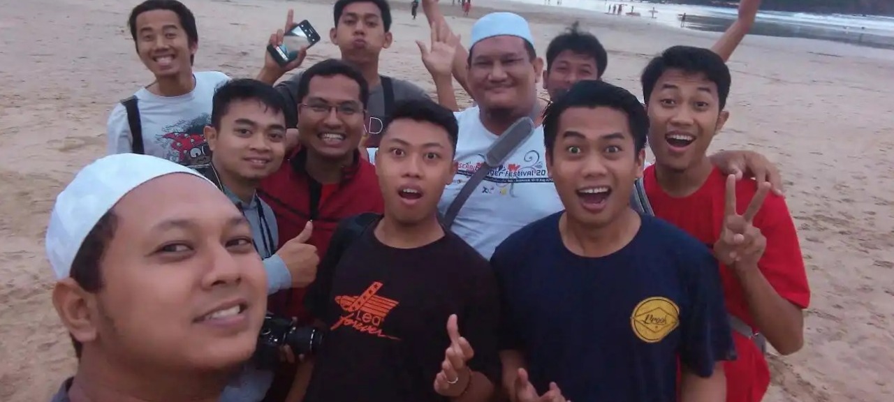 Outbound di pantai pasir putih